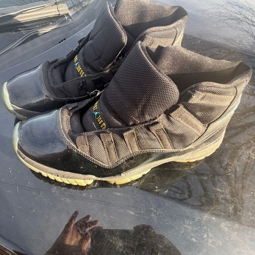 Jordan Retro 11 Gamma Blue’s used, one has a shoelace and the other doesnt.